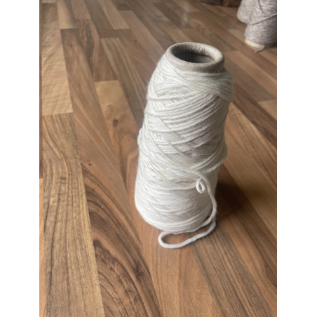 Uldkeglen mod spild: ECRU