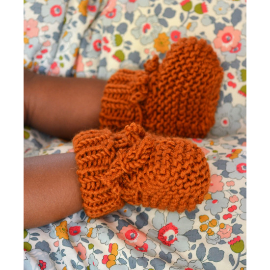 Kit de Tricô: Pantufas que Ficam nos Seus Pés Kit de Tricô: Pantufas que Ficam nos Seus Pés