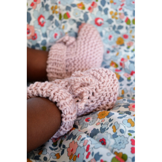 Kit de Tricô: Pantufas que Ficam nos Seus Pés Kit de Tricô: Pantufas que Ficam nos Seus Pés